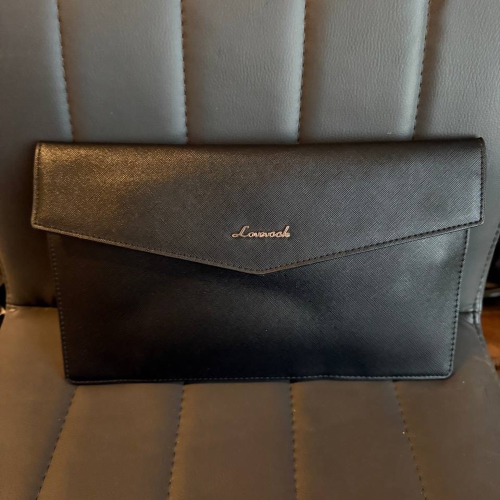 Lovevook Clutch